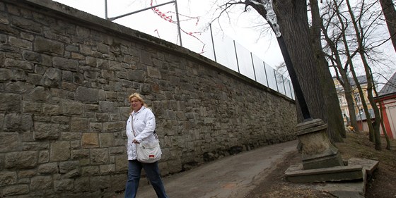 Osmiletého áka z Havlíkova Brodu musel vrtulník po pádu z terasy u koly transportovat do praského Motola.