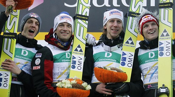 MÁME ZLATO! Rakoutí skokané (zleva) Schlierenzauer, Kofler, Koch a Morgenstern se radují ze zlaté medaile v souti tým.