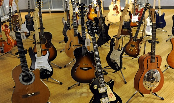 Eric Clapton prodává v aukní síni Bonhams více ne 70 kytar