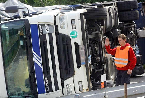 Na dálnici D1 ve smru od Brna na Vykov v pondlí ráno havaroval kamion. Nehoda zablokovala oba jízdní pruhy, místo bylo neprjezdné. Ilustraní foto