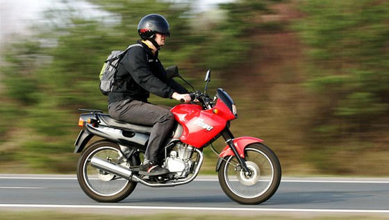 Mladý motocyklista po nárazu zemel. (Ilustraní snímek)