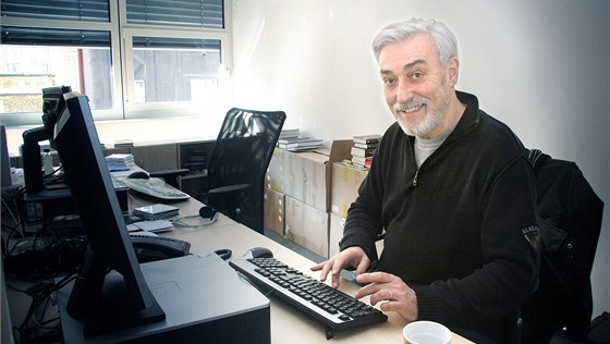 Moderátor Jan Rosák pi online rozhovoru se tenái iDNES.cz. (8. bezna 2011)