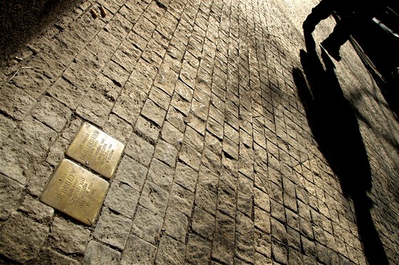 Pamtní kameny, pipomínající obti holokaustu - manele Loewovy, ped domem v praské Paíské ulici.