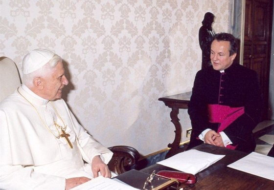 Nový královéhradecký biskup Jan Vokál (vpravo) u papee Benedikta XVI.