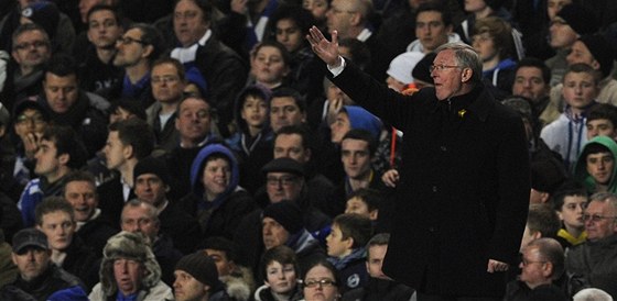 Alex Ferguson, trenér Manchesteru United, bhem utkání v Premier League na stadionu Chelsea.
