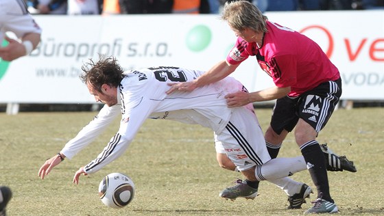 Hradecký záloník Filip Klapka padá na trávník po souboji s eskobudjovickým stedopolaem Rudolfem Otepkou. 