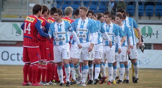 JDE SE NA VC, ZÁPAS ZAÍNÁ. Boleslavtí a brnntí fotbalisté nastupují ped zápasem na trávník a zdraví se.