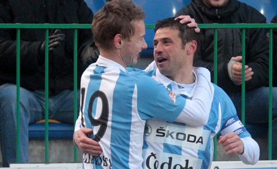 GRATULACE. Marku Kuliovi (vpravo) gratuluje ke gólu jeho boleslavský parák Jan Chramosta.