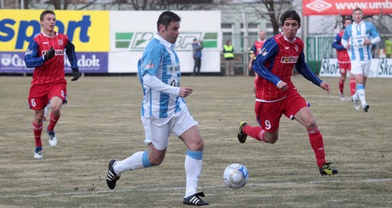 OBRANA NESTÍHA. Boleslavský útoník Marek Kuli se tlaí do ance, obránci Brna jsou daleko.