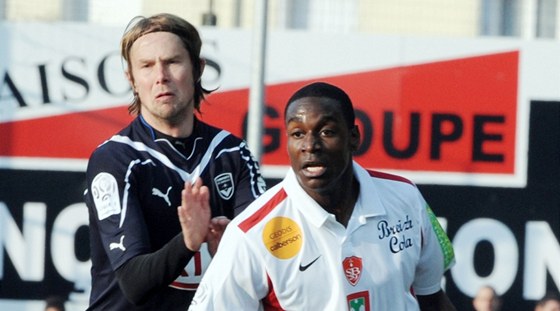 Jaroslav Plail v dresu Bordeaux (vlevo) v zápase francouzské ligy proti Brestu.