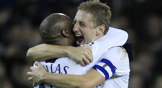 TOTTENHAM SLAVÍ. William Gallas (vlevo) a Michael Dawson se objímají po postupu do tvrtfinále Ligy mistr.