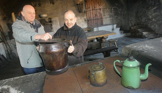 Petr Stupka a kastelán Václav Bis (vlevo) si prohlíejí ernou kuchyni jindichohradeckého zámku. 