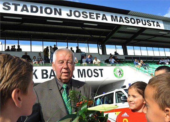 Josef Masopust ped svým stadionem v Mostu.