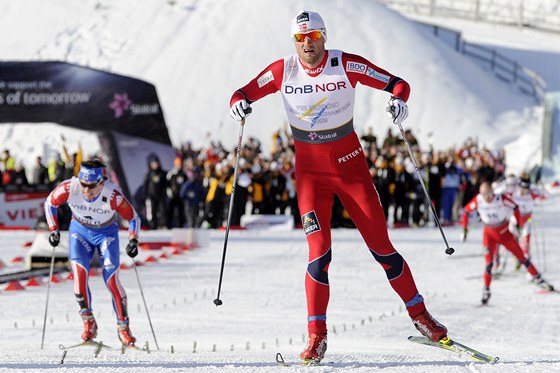 Petter Northug projídí vítzn cílem