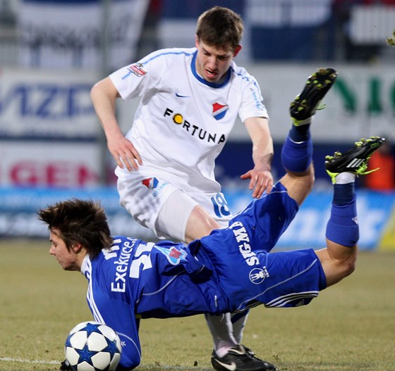 Tomá Marek (v bílém) je jedním z nejzkuenjích ostravských fotbalist.