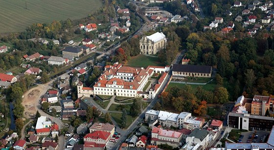 Rychnov splácí staré dluhy a píli neinvestuje.