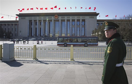 Policista steí námstí Nebeského klidu v Pekingu
