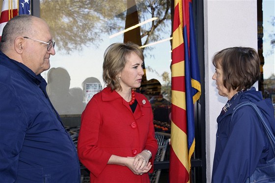 Kongresmanka Gabrielle Giffordsová rozmlouvá s volii ped tucsonským supermarketem, chvíli poté po ní zaal pálit stelec Jared Lee Loughner (8. ledna 2011)