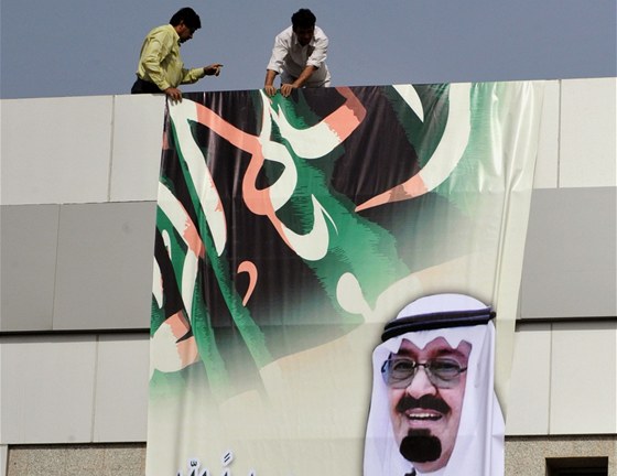 Dlníci vyvují podobiznu saúdskoarabského krále Abdalláha