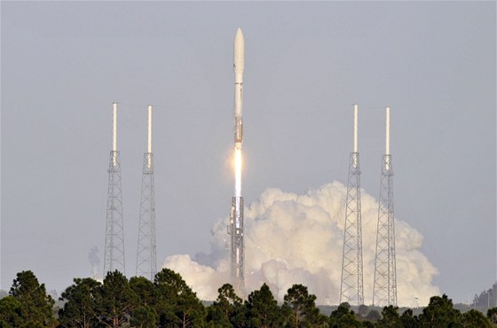 Raketa Atlas 5 startuje z mysu Canaveral a nese bezpilotní raketoplán X-37B.
