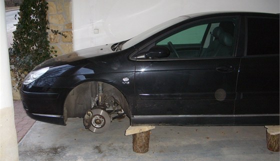 Mu z Luhaovic nael ráno své auto v garái stát na palcích, zlodji mu toti pes noc ukradli vechna kola.