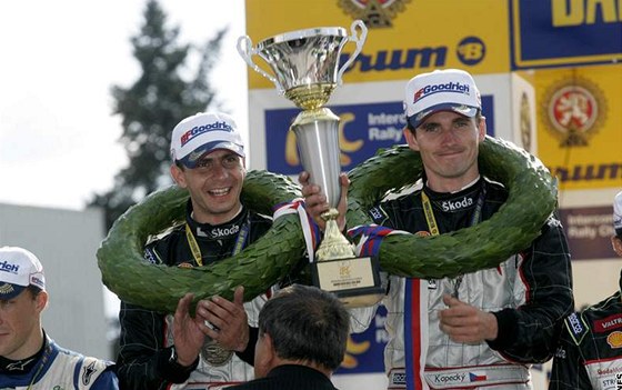 Fanoukovská rozepe? Posádka továrního týmu koda Jan Kopecký (vpravo) a Petr Starý berou poháry v rallye. V hokeji pejí kadý svému.