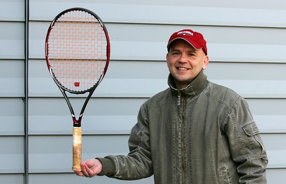 Roman Maleek s tenisovou raketou.