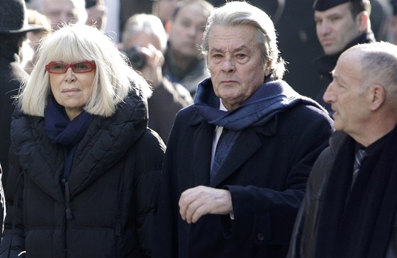 Alain Delon s Mireille Darkovou na pohbu Annie Girardotové (4. bezna 2011)