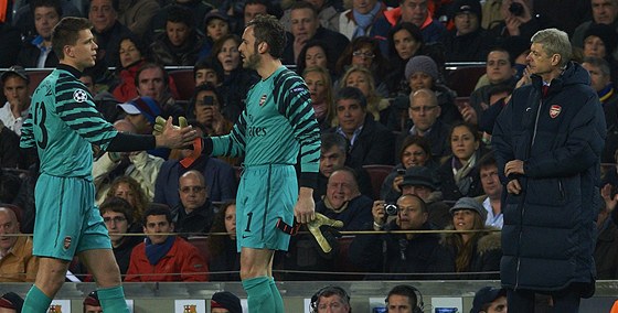 STÍDÁNÍ JEDNIEK. Dosavadní brankáská jednika Wojciech Szczesny v utkání s Barcelonou stídá kvli zranní, nastupuje ta staronová - Manuel Almunia (uprosted).