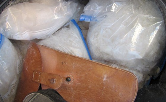 Policie zabavila u Vietnamce 8,5 kg pervitinu a samopal korpion. (1. 3. 2011)