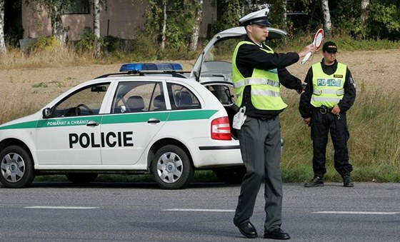 idiku se zákazy ízení pistihli policisté za volantem za poslední týden hned dvakrát. Ilustraní snímek