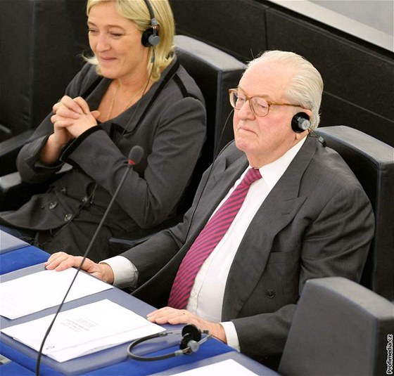 Dcera a otec: Marine Le Penová a Jean-Marie Le Pen v Evropském parlamentu (25. bezna 2009)