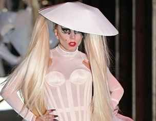 Lady Gaga jako modelka na Paris Eashion Week