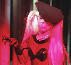 Lady Gaga jako modelka na Paris Eashion Week