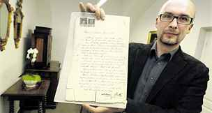 editel archivu David Valek ukazuje originál zakládací listiny firmy Baa.