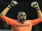 RUCE NAD HLAVOU. I Heurelho Gomes, glman Tottenhamu, se raduje. V zpasech proti AC Miln nedostal ani gl.