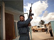 Proti Kaddfmu! Libyjec ukazuje odhodlanost k boji proti reimu (1. bezna 2011)