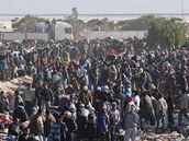 Uprchlci z Libye na tuniskolibyjsk hranici (1. bezna 2011)