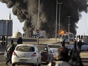 Zchransk auta smuj v Tripolisu na msto, kde explodovala cisterna (2. bezna 2011)