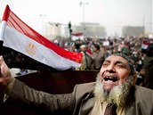 Egyptsk demonstrant na khirskm nmst Tahrr pi demonstraci podporujc povstn v Libyi. (25. nora 2011)