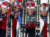 MISTRYN SVTA. Norsk tafeta ve sloen (zleva) Kristin Steiraov, Vibeke Skofterudov, Therese Johaugov a Marit Bjrgenov.