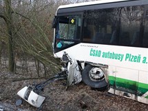 Znien autobus, kter se u Doban srazil s BMW. V osobnm aut zemeli ti lid