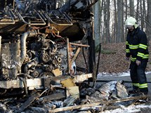 Vyhoel autobus, kterm jeli na zpas mal hokejist brnnsk Komety, na silnici .50 nedaleko obce Star Hut 