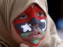 Mlad libyjsk protestujc v Benghz (1. bezna 2011)