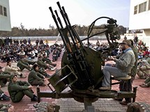 Vojci v Benghz, kte se pidali na stranu povstalc (1. bezna 2011)