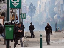 Slzn plyn bhem protivldnch demonstrac v centru Tunisu. (25. nora 2011)