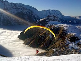 Tandemov paragliding na lych ve francouzskm stedisku Les2Alpes.