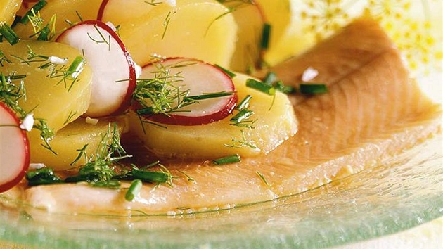 Uzená makrela s bramborovým salátem.