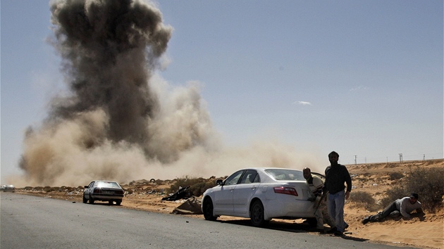 Kaddáfího letouny útoí poblí msta Rás Lanúf (7. bezna 2011)