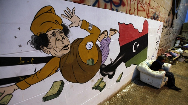 Kaddáfí se pakuje z obrozené Libye na graffiti v Benghází